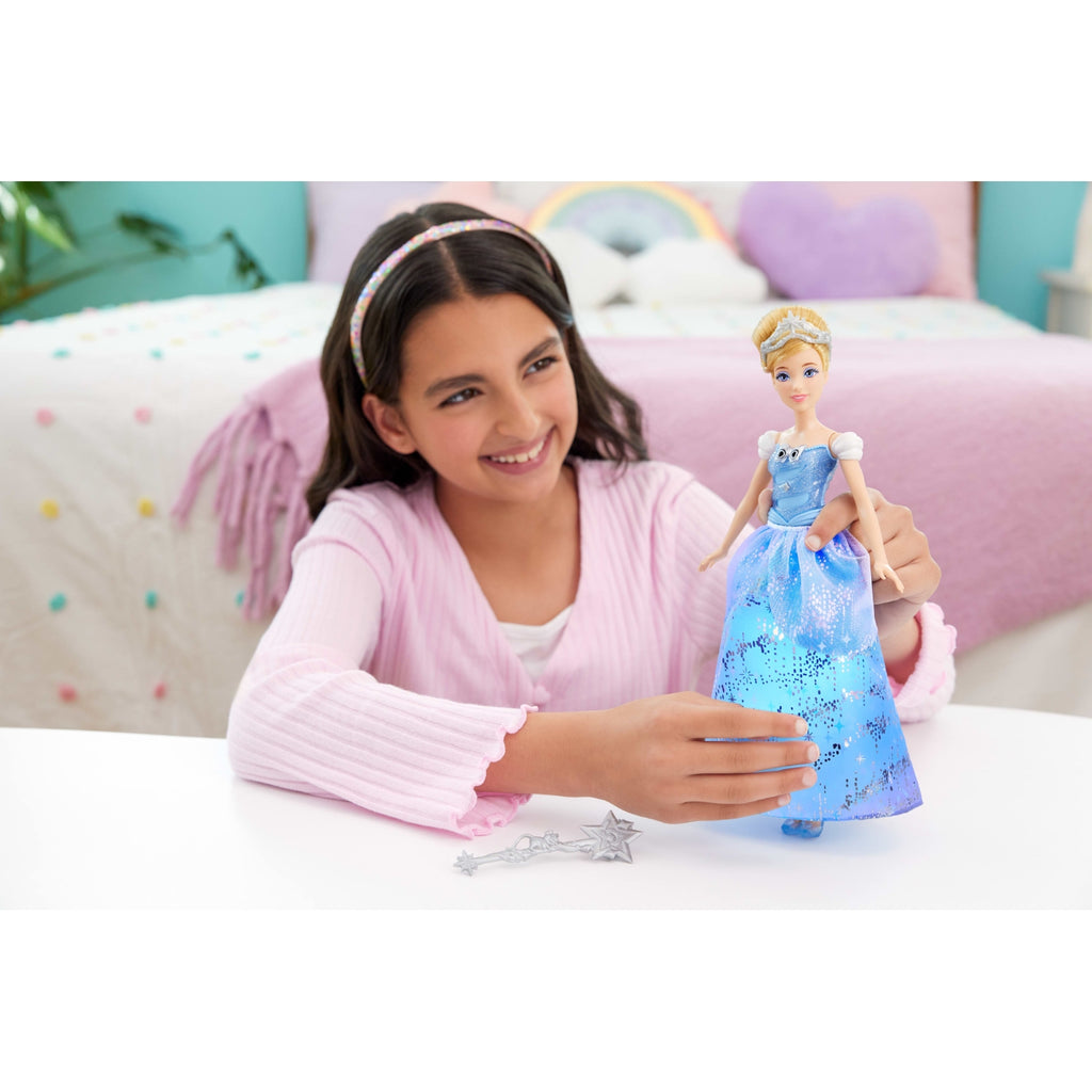 Mattel Games Poupée Cendrillon Robe Enchantée