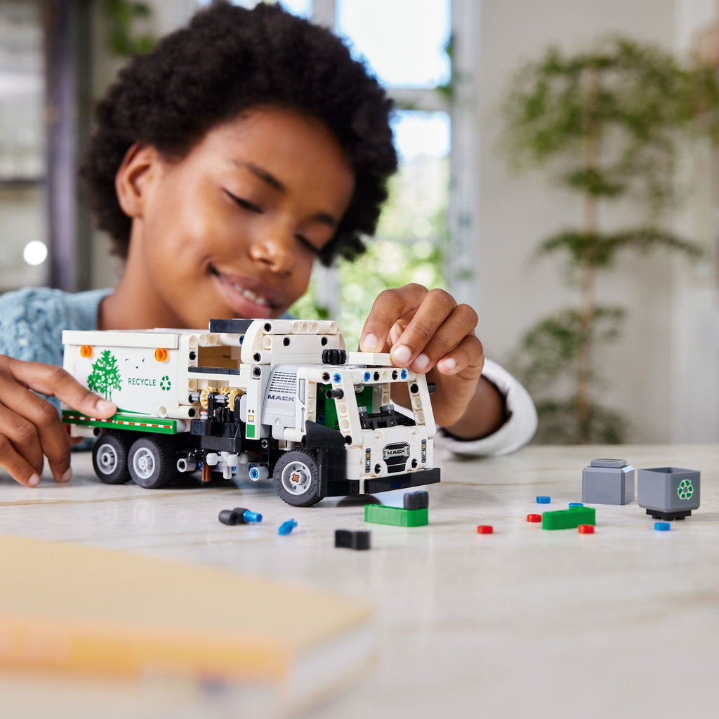 LEGO Technic Mack LR Electric Camion Poubelle 42167