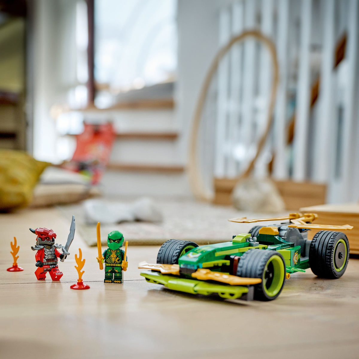 LEGO Ninjago La Voiture de Course à Rétrofriction de Lloyd 71828