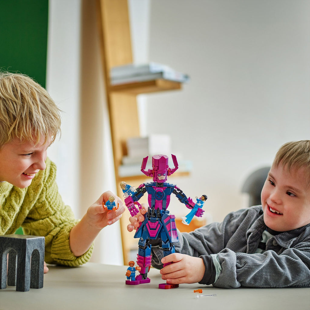 LEGO Marvel Les Quatre Fantastiques contre la Figurine de Galactus 76316