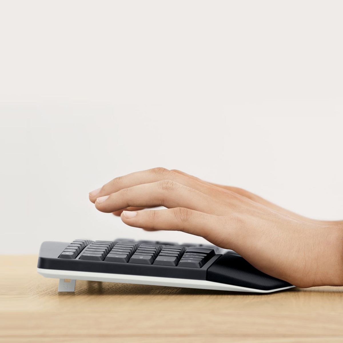Logitech MK850 Performance Ensemble Clavier et Souris Sans Fil, Disposition Allemande