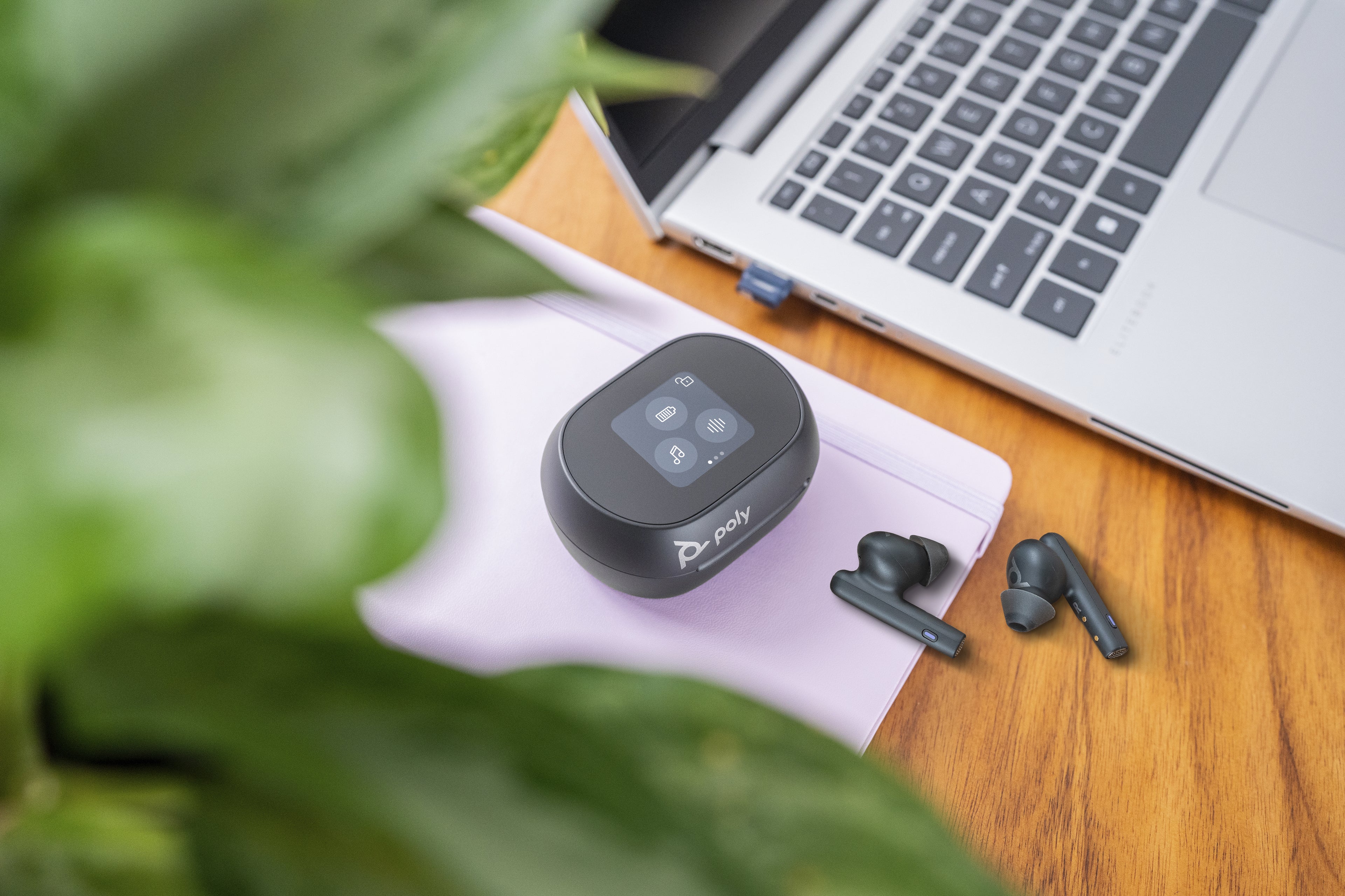 HP Poly Écouteurs noir charbon Poly Voyager Free 60+ UC M + adaptateur USB-C BT700 + étui de charge avec écran tactile