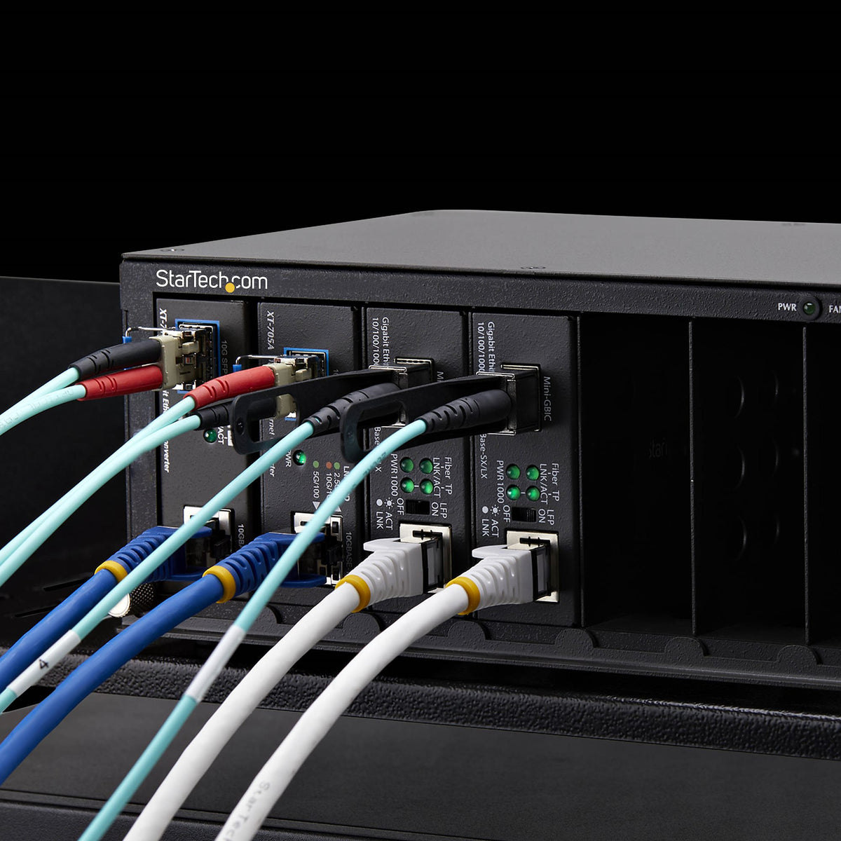 StarTech.com Châssis de Convertisseur de Média Non Géré 7 Slots pour Série MCM, Refroidissement Actif, Rack 10 pouces, C
