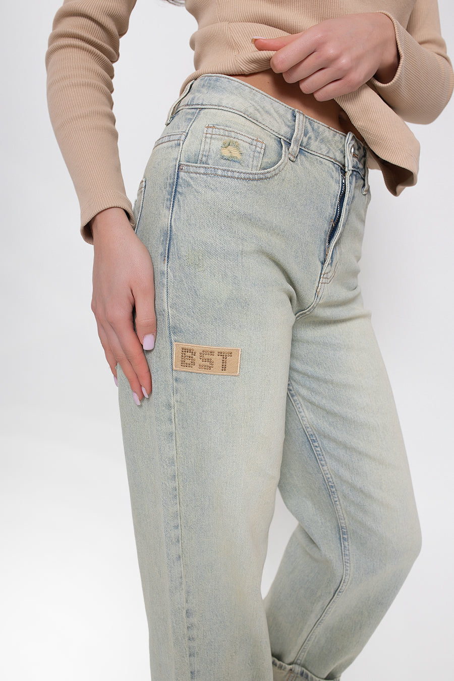 Jean pour femme avec effets délavés et revers