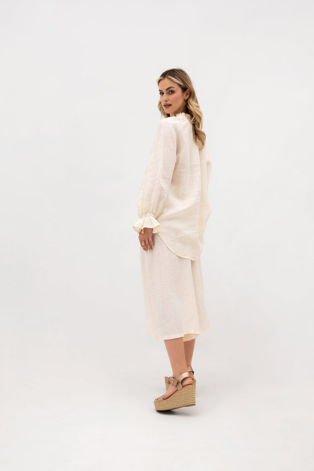Lniana koszula z falbanką i marszczeniem - naturalna elegancja w stylu boho
