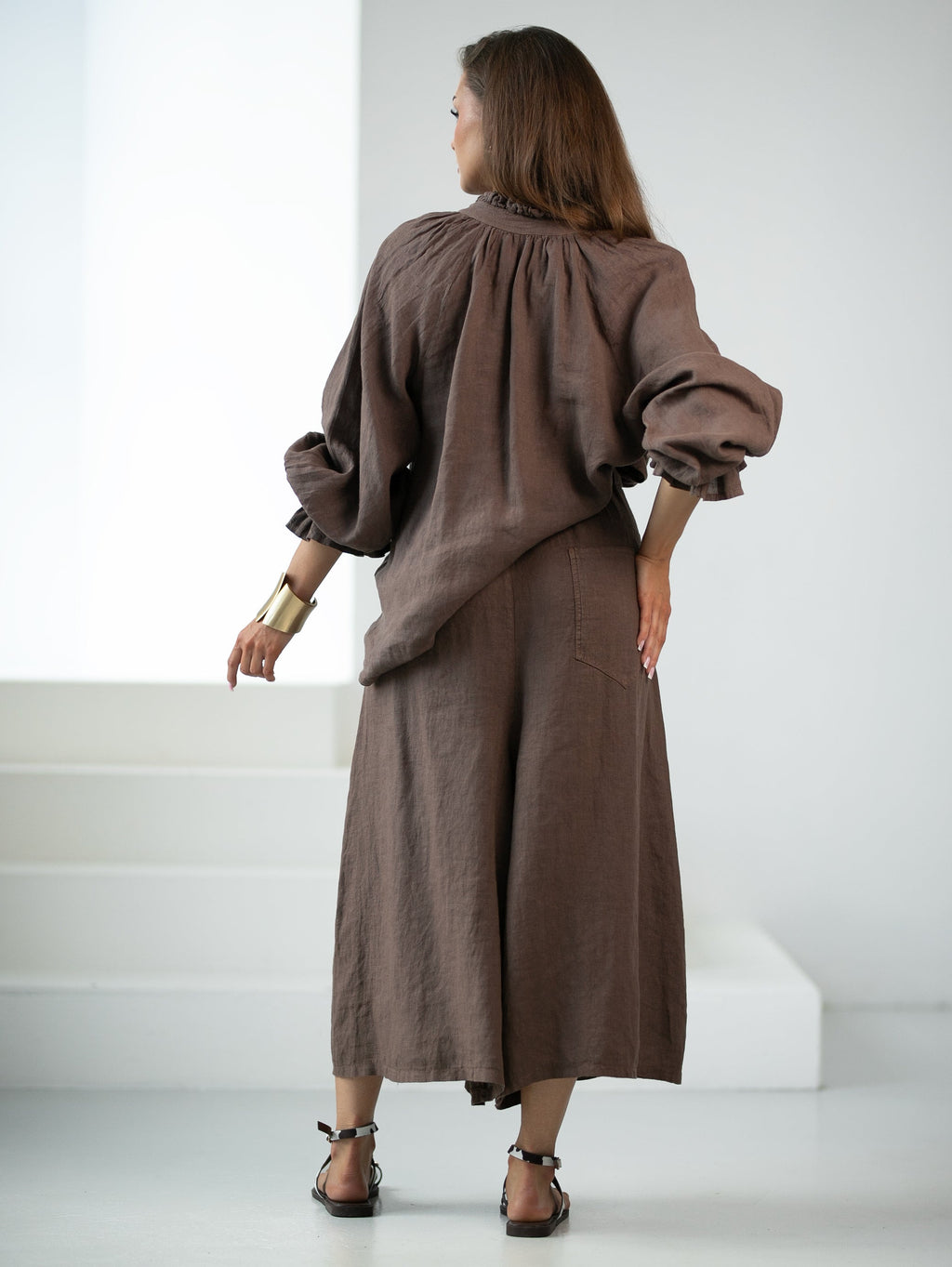 Lniana koszula z falbanką i marszczeniem - naturalna elegancja w stylu boho