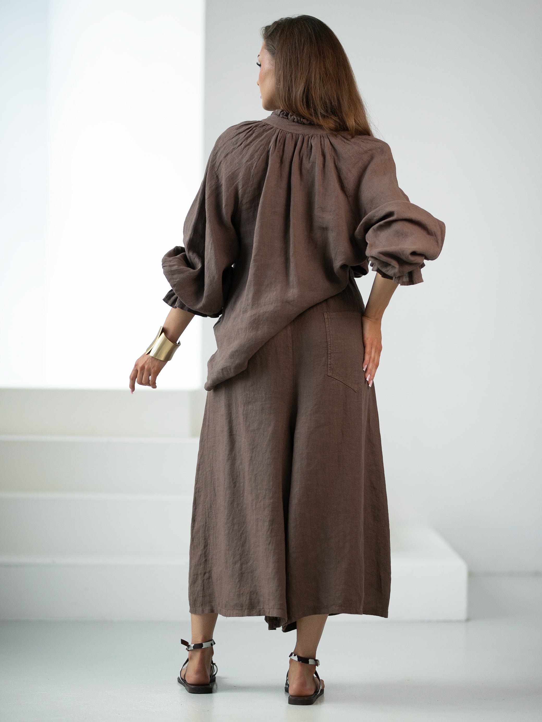 Lniana koszula z falbanką i marszczeniem - naturalna elegancja w stylu boho