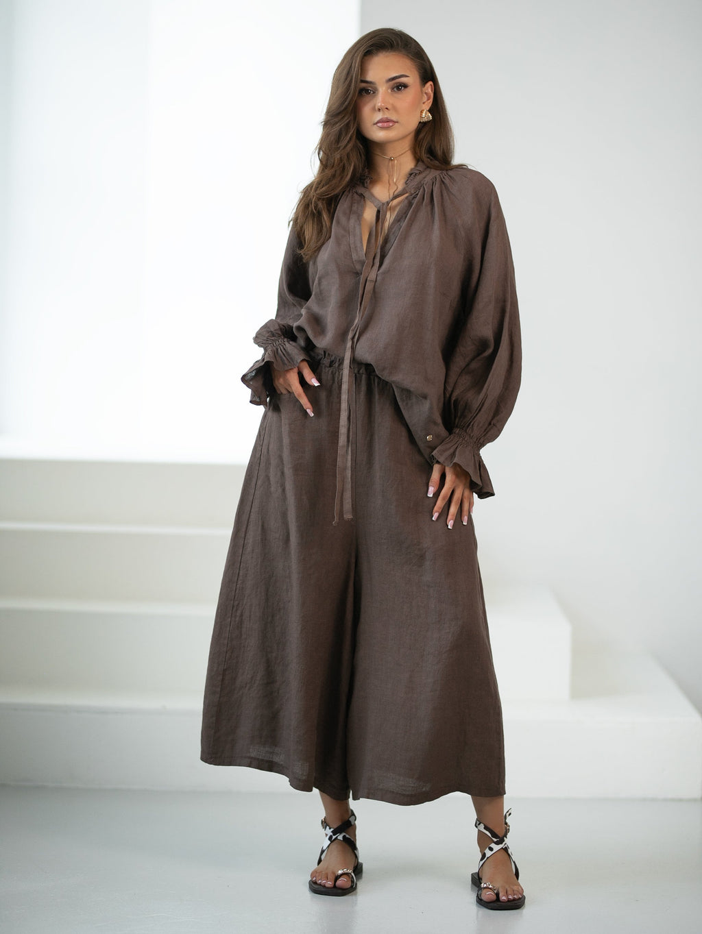 Lniana koszula z falbanką i marszczeniem - naturalna elegancja w stylu boho