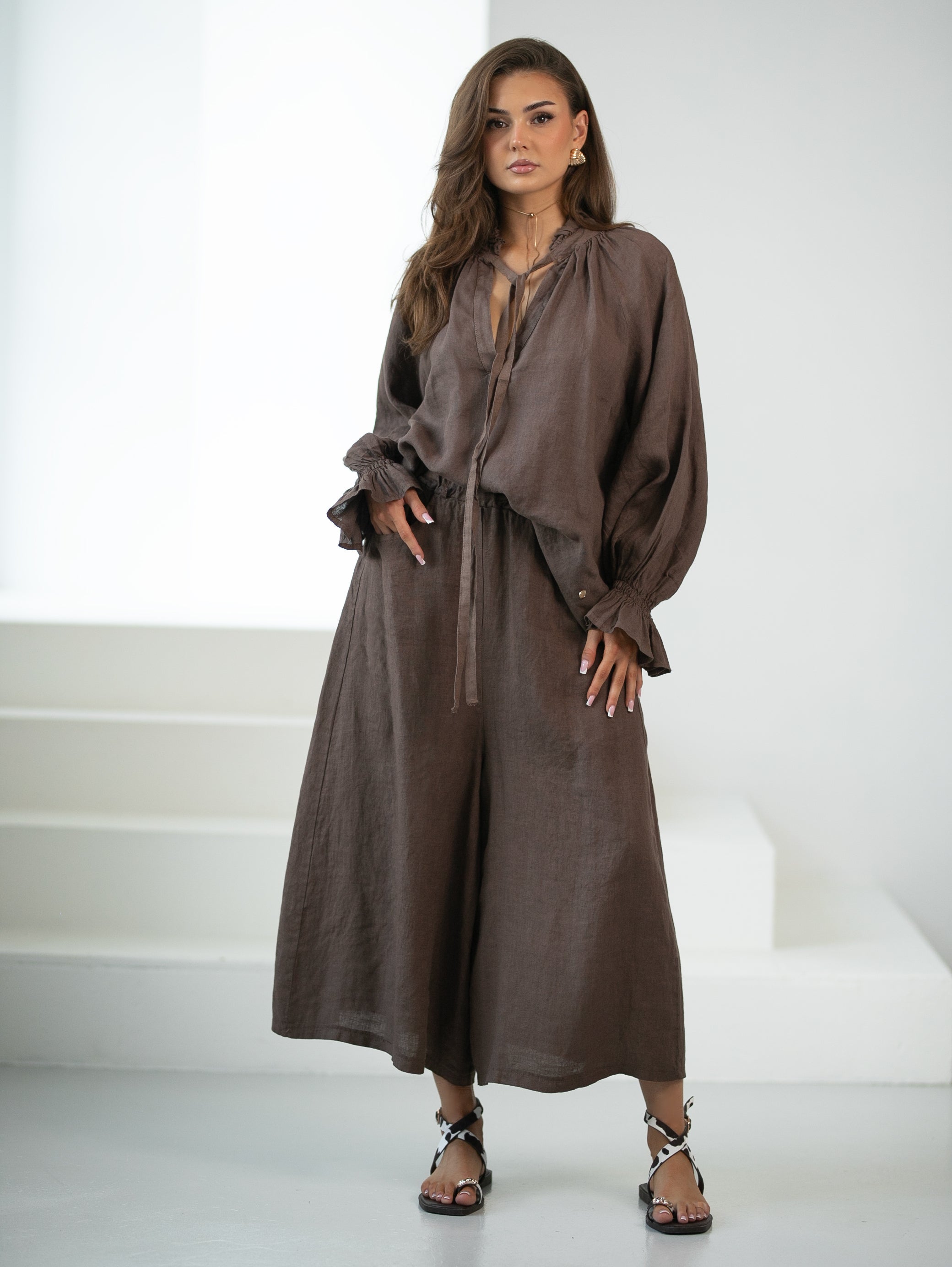 Lniana koszula z falbanką i marszczeniem - naturalna elegancja w stylu boho