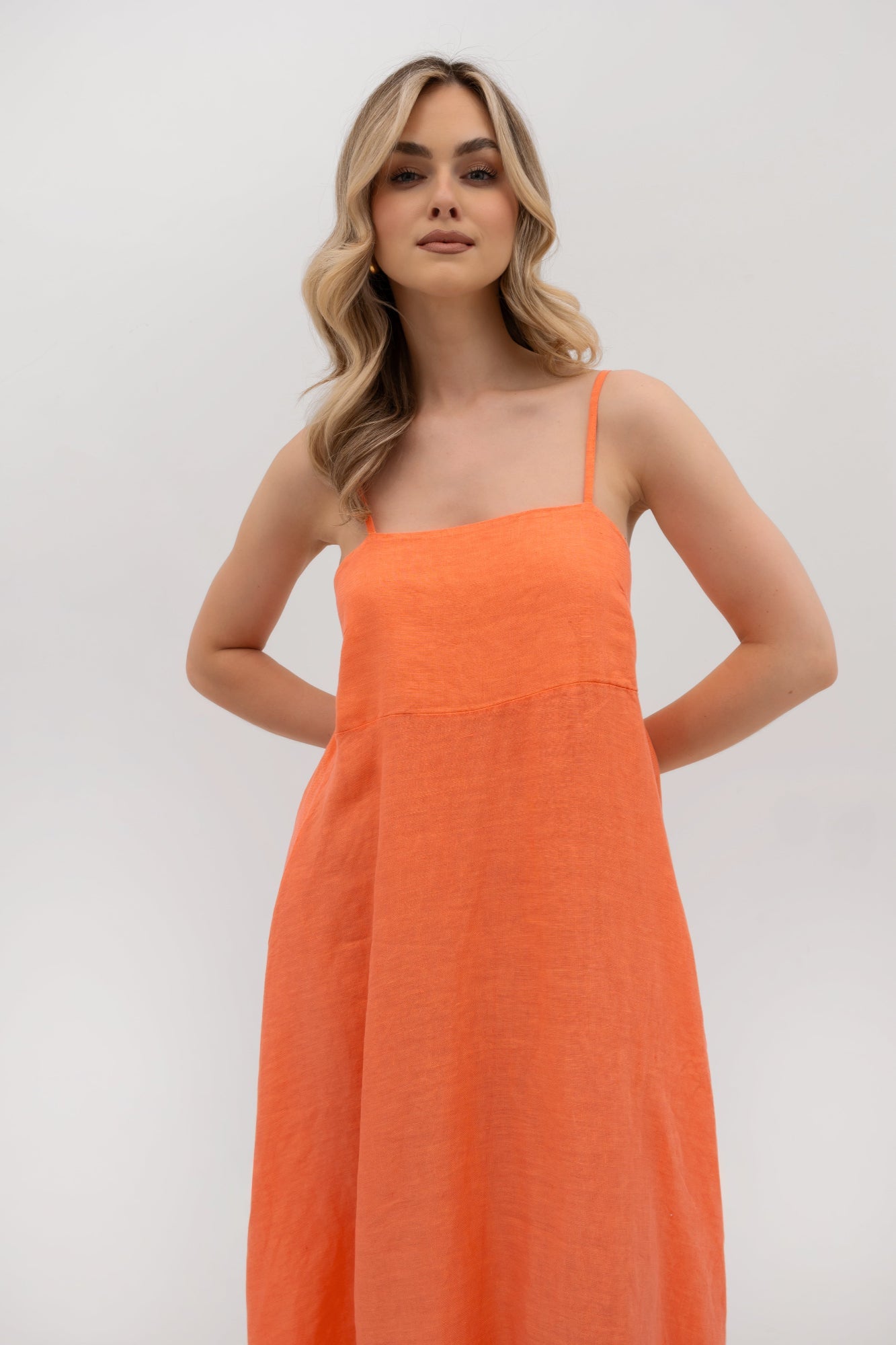 Robe longue en lin à bretelles - évasée et légère