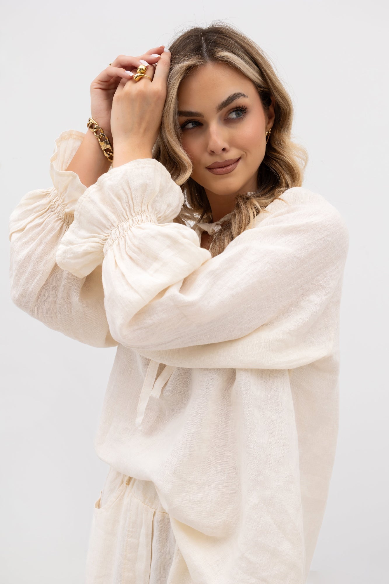 Lniana koszula z falbanką i marszczeniem - naturalna elegancja w stylu boho
