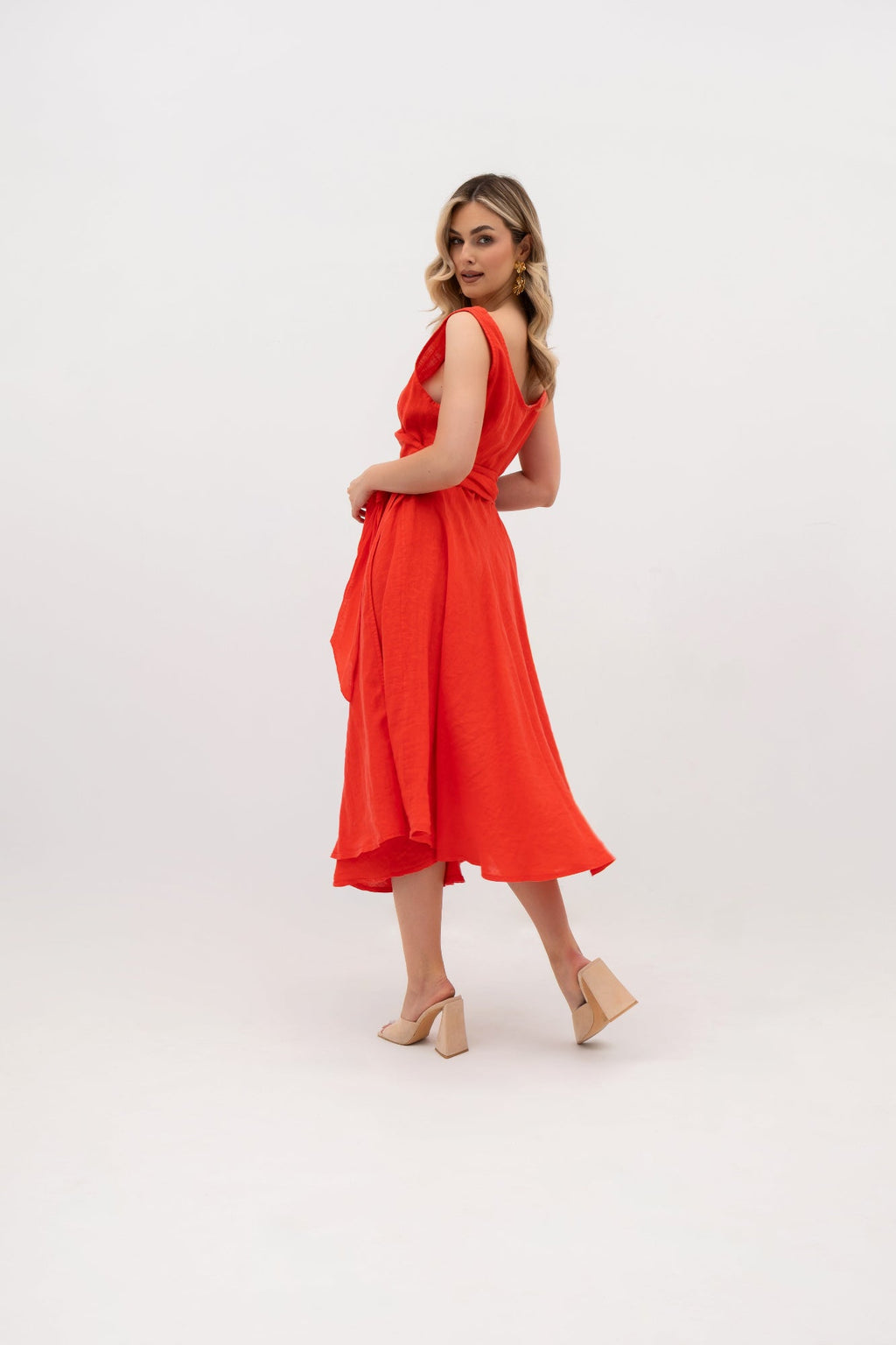 Robe midi en lin à encolure bateau avec nouage - coupe A classique