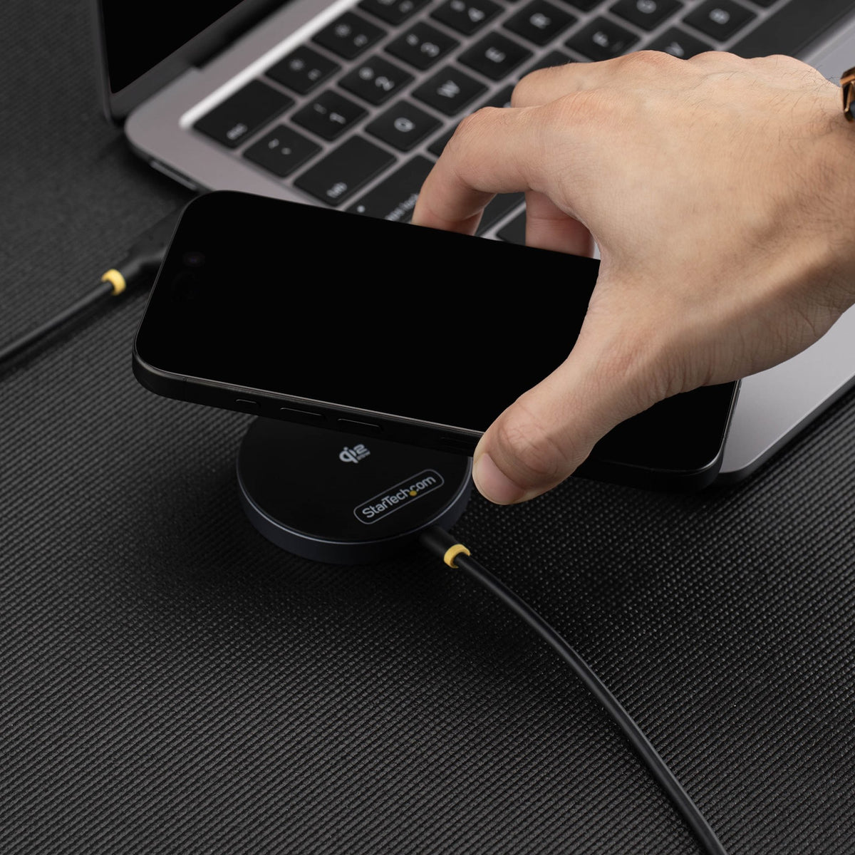 StarTech.com Pad de Charge Sans Fil Magnétique Qi2.2 25W Certifié avec Câble USB-C Intégré 6,6pi (2m), Compatible MagSaf