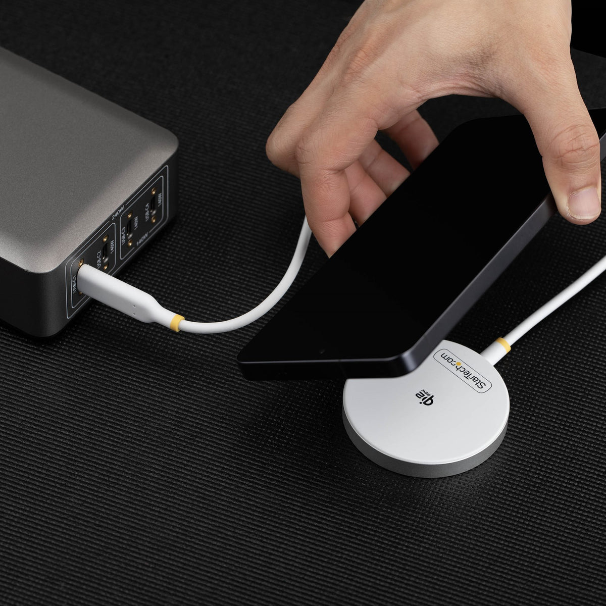 StarTech.com Pad de Charge Sans Fil Magnétique Qi2.2 25W Certifié avec Câble USB-C Intégré 6,6pi (2m), Compatible MagSaf