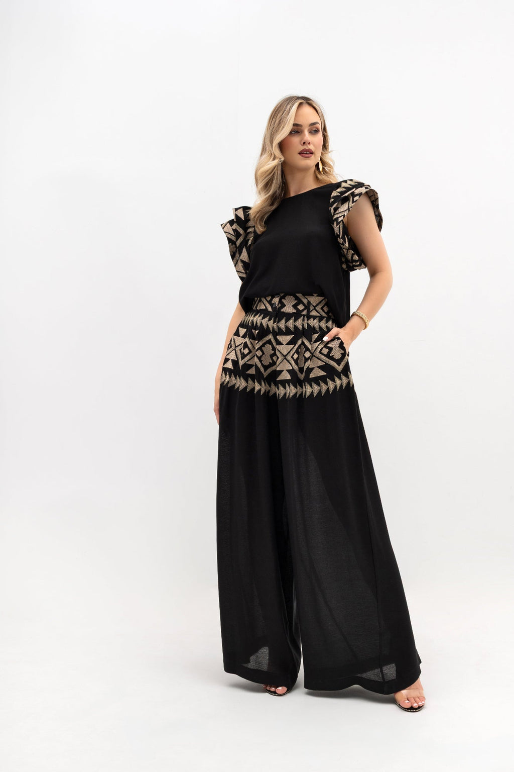 Pantalon ample avec broderies et jambes larges