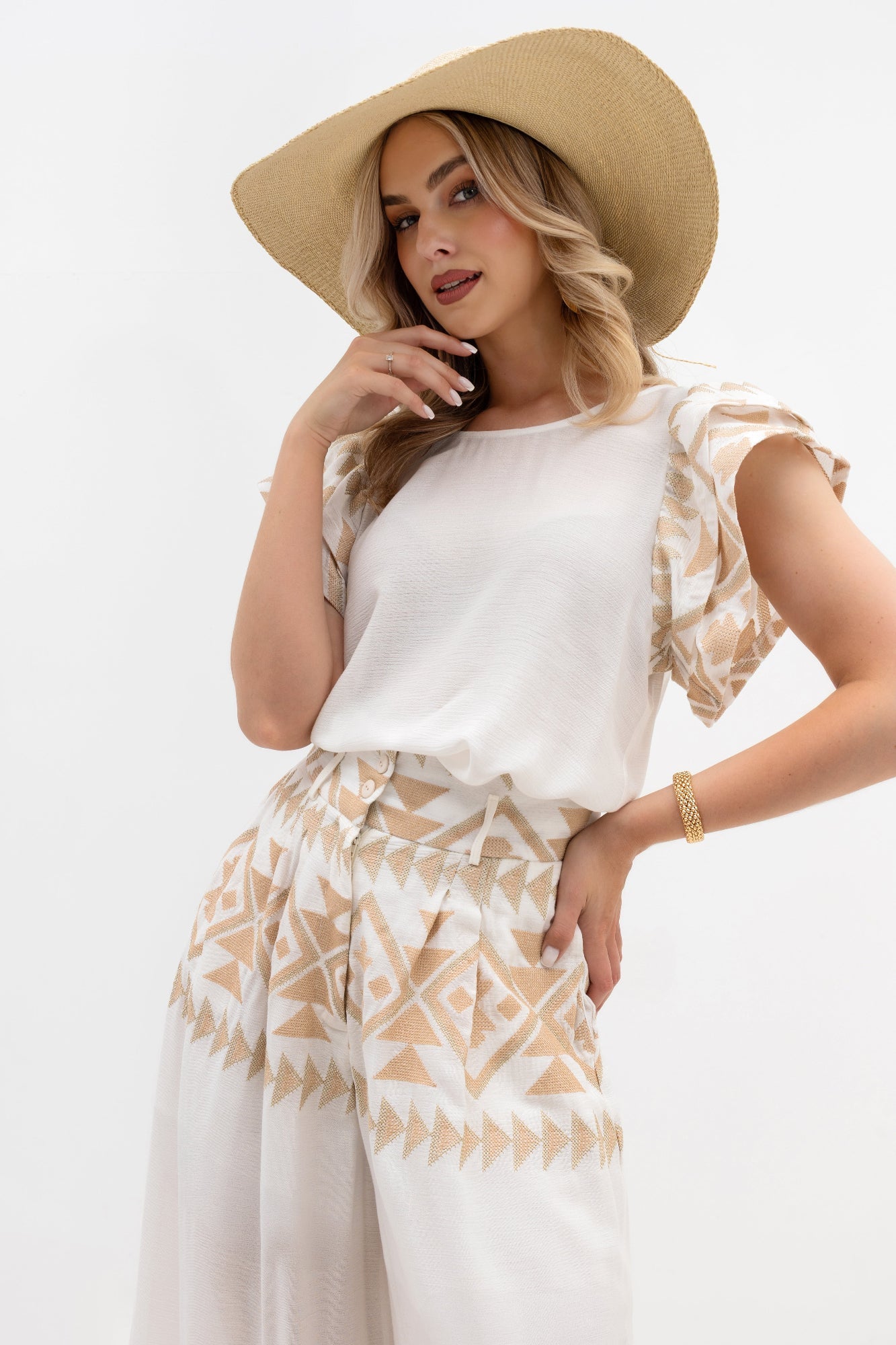 Pantalon ample avec broderies et jambes larges