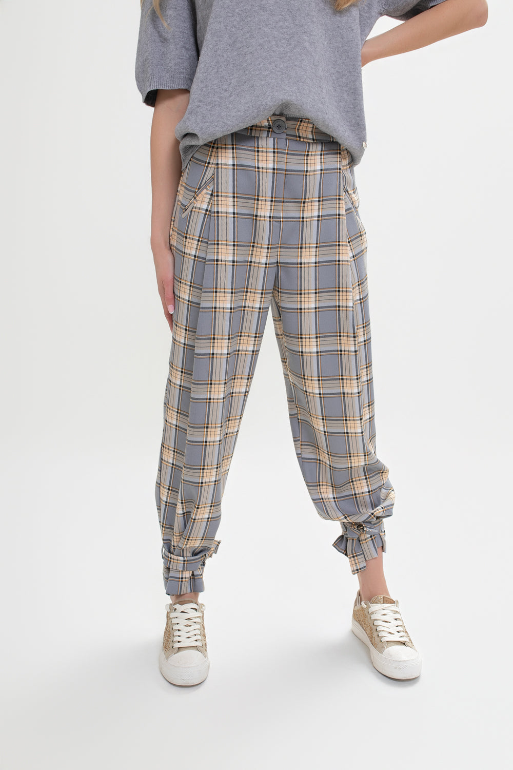 Pantalon à carreaux pour femme avec un pli