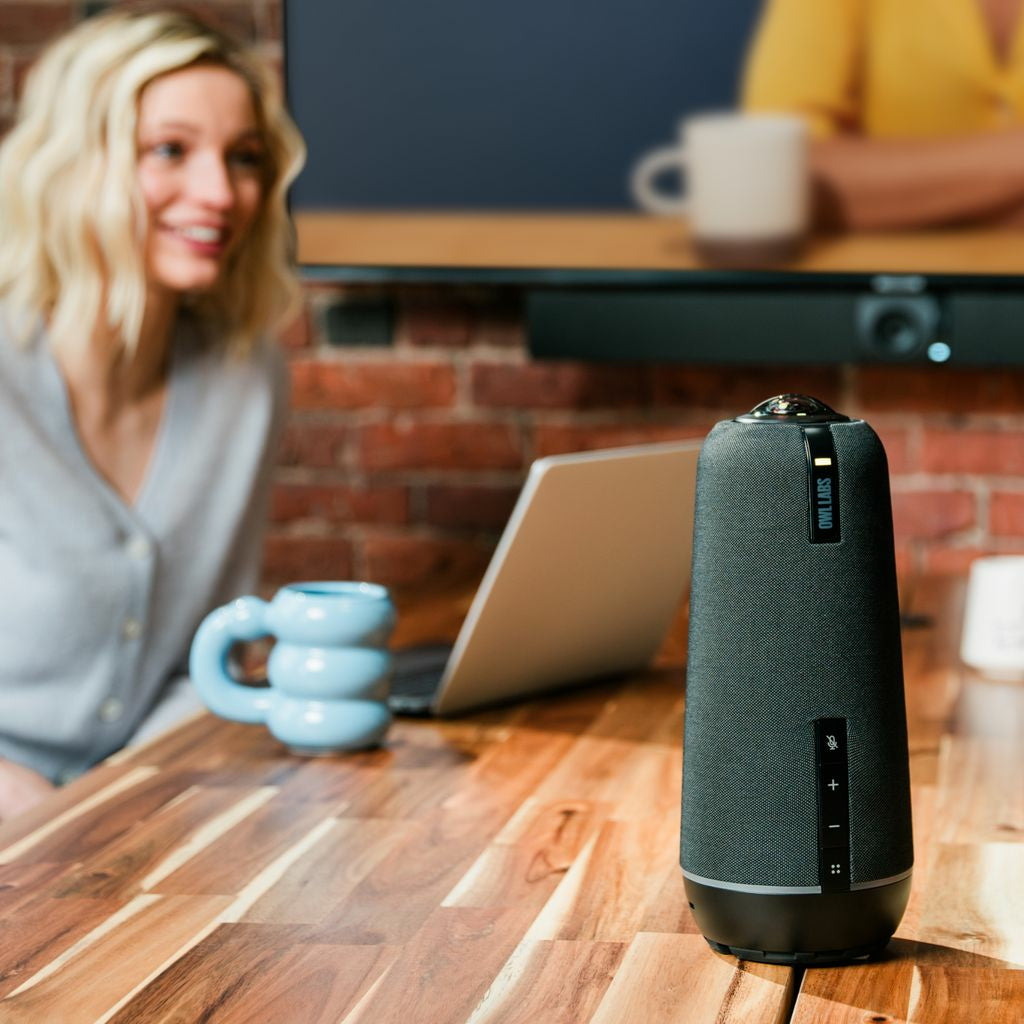 Owl Labs Meeting Owl 4+ – Caméra de visioconférence intelligente 4K, microphone et haut-parleur à 360°, avec des fonctionnalités telles que la focalisation automatique sur la personne qui parle, le zoom intelligent et l’égalisation du bruit