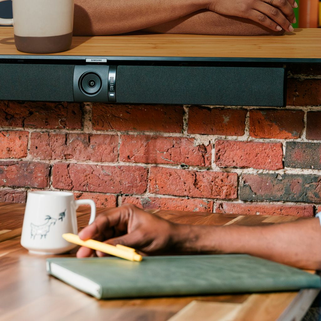 Owl Labs Appareil de visioconférence Owl Bar – Barre de visioconférence 4K avec focalisation sur l'intervenant (ajoutez 