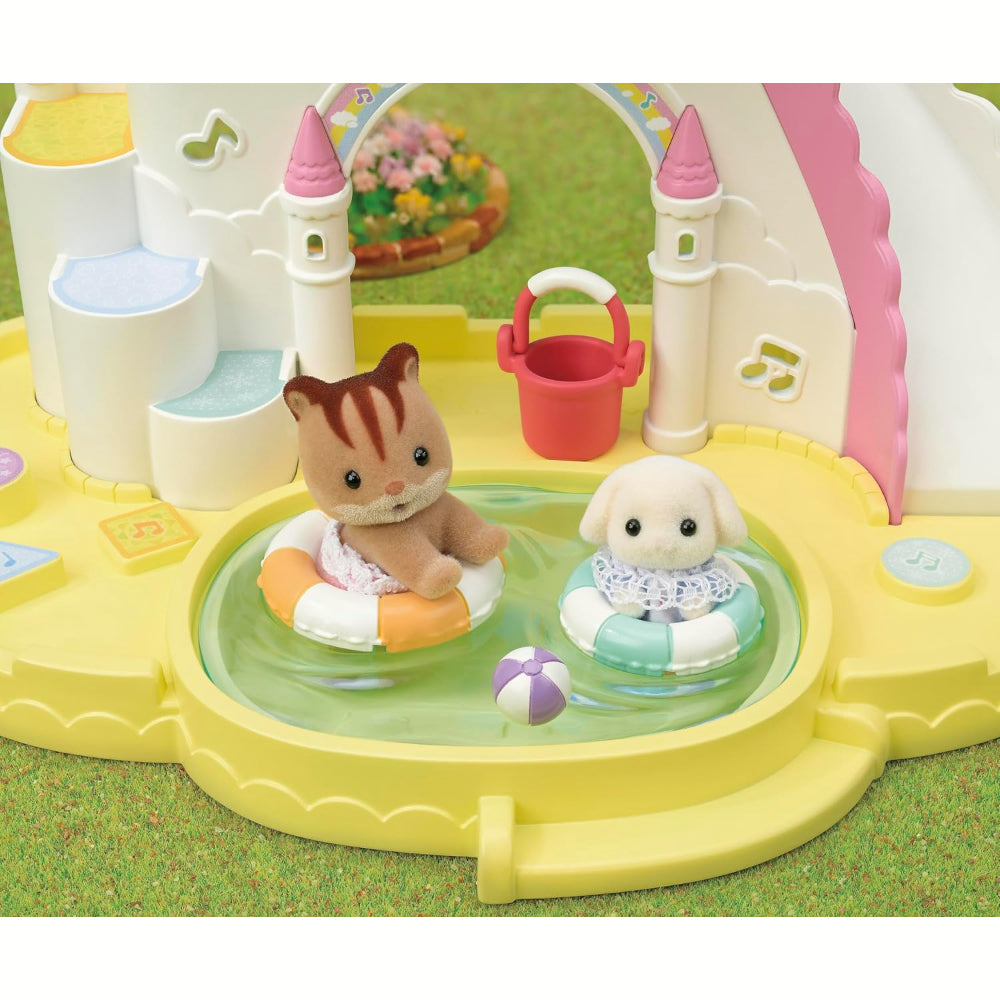 Sylvanian Families Coffret de Jeu Crèche, Bac à Sable et Piscine