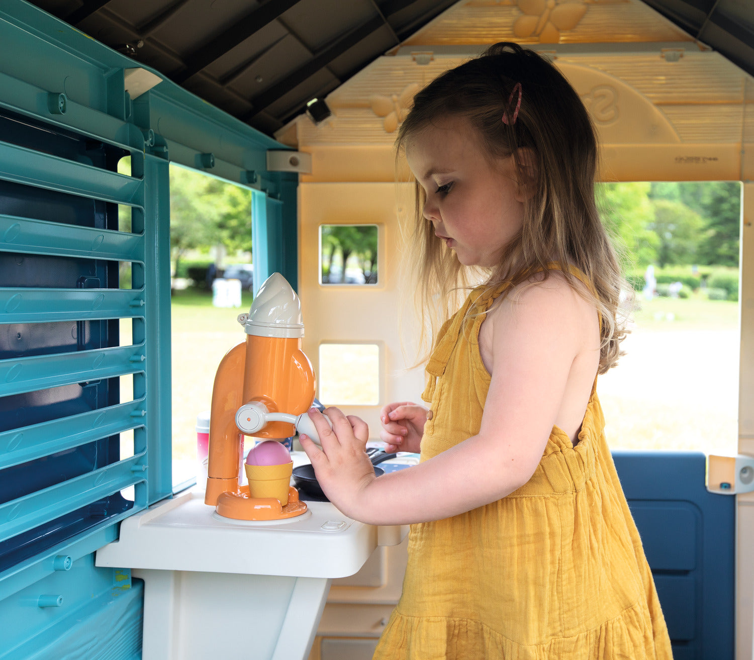 Smoby - Maisonnette de jardin Sweety Corner - Maisonnette de jardin pour enfants - Thème des snacks - Machine à glaces - 18 accessoires - Matériaux recyclés - Dès 2 ans - Fabriqué en France