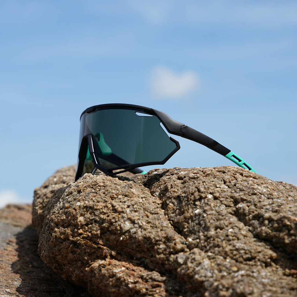 Revoray Lunettes de Cyclisme — Verre Monobloc en PC Haute Définition et Antichoc, Monture Légère en TR90, Protection UV400, Design Aérodynamique, Lunettes de Soleil de Cyclisme Professionnel, X3-noir