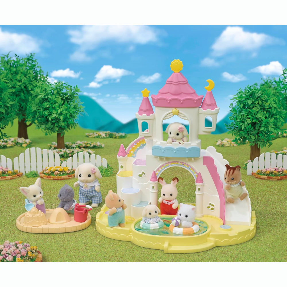 Sylvanian Families Coffret de Jeu Crèche, Bac à Sable et Piscine