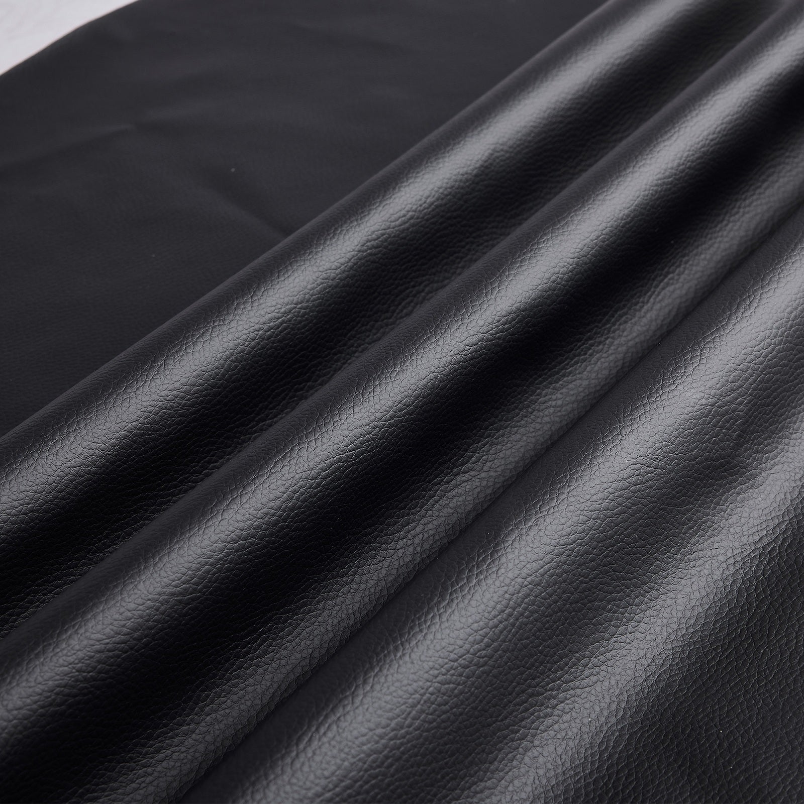 URBAN MEUBLE Chaise pivotante Comfort noire, chaise en similicuir à dossier haut moderne, taille 54 x 48 x 84 cm