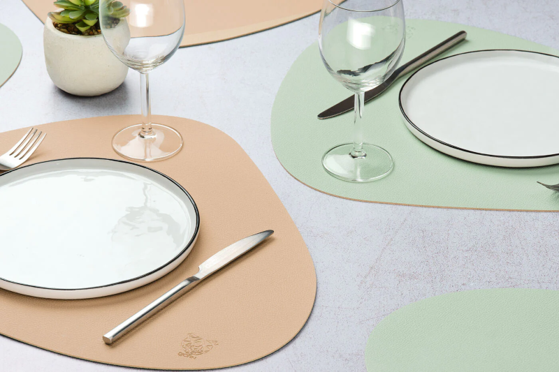 Björn Lot de 6 set de table incurvés réversibles en cuir recyclé - Rose pâle et vert pâle