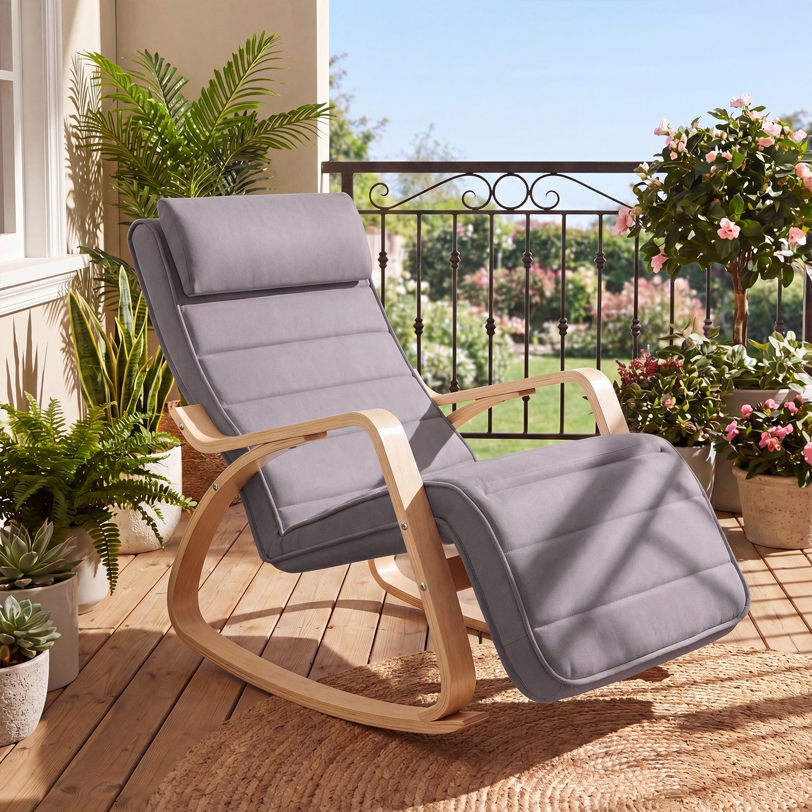 JOYFURNOS Fauteuil à bascule avec accoudoirs, Fauteuil lounge à bascule en bois de bouleau, Repose-pieds 5 positions réglables, Gris clair et Naturel