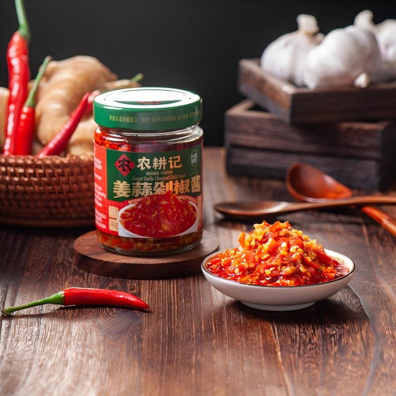 NONG GENG JI Sauce aux piments hachés au gingembre et à l’ail 240 g