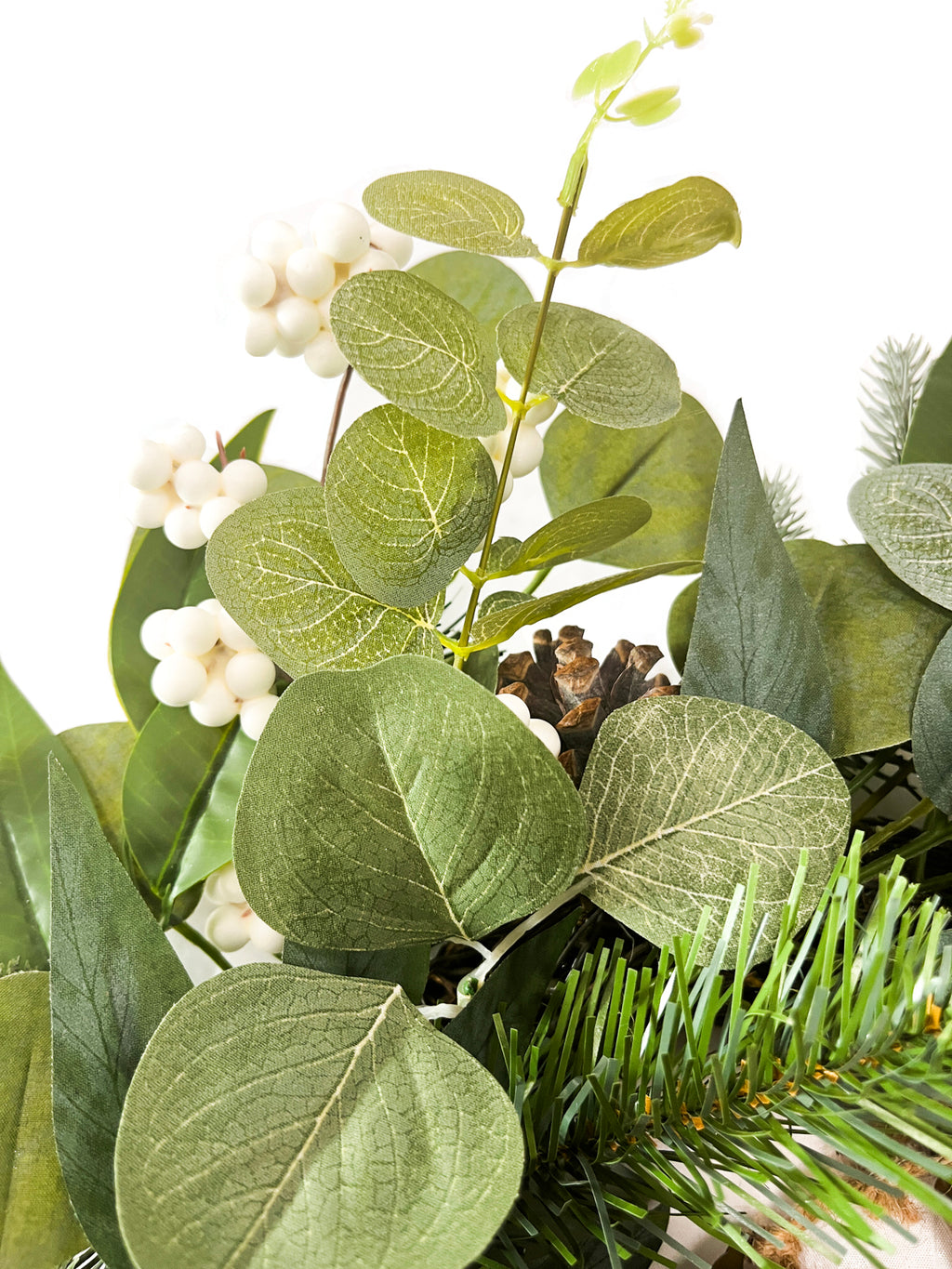 Daisy Darcy Couronne de baies d'eucalyptus 50 cm avec clochettes en métal Matériau naturel : pommes de pin