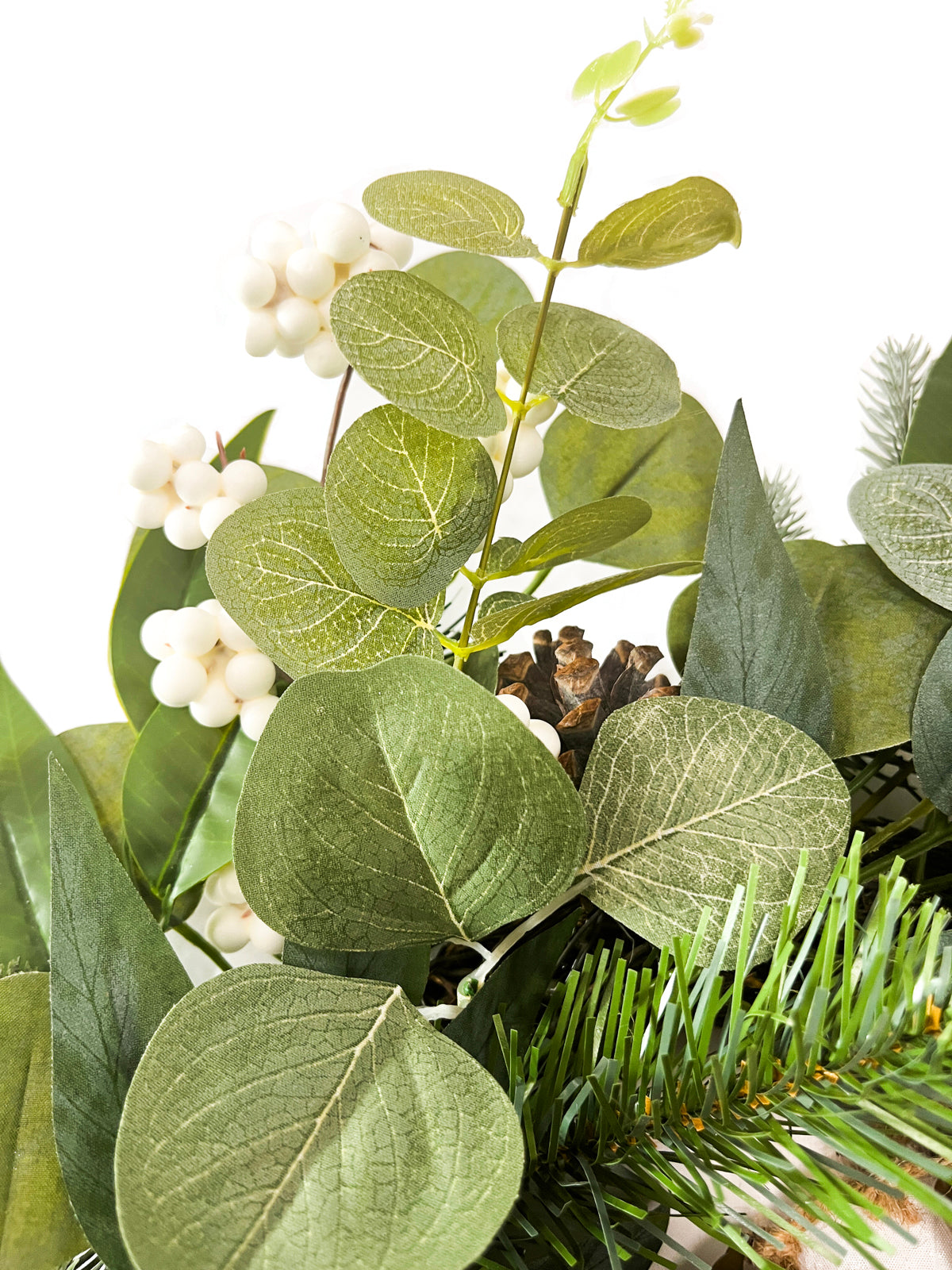 Daisy Darcy Couronne de baies d'eucalyptus 50 cm avec clochettes en métal Matériau naturel : pommes de pin
