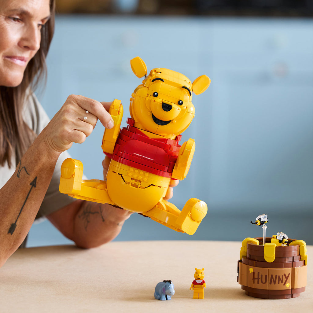 LEGO Disney Winnie l'Ourson Figurine à Construire & Pot de Miel 43300 Set de Présentation pour Adultes (1 399 Pièces)