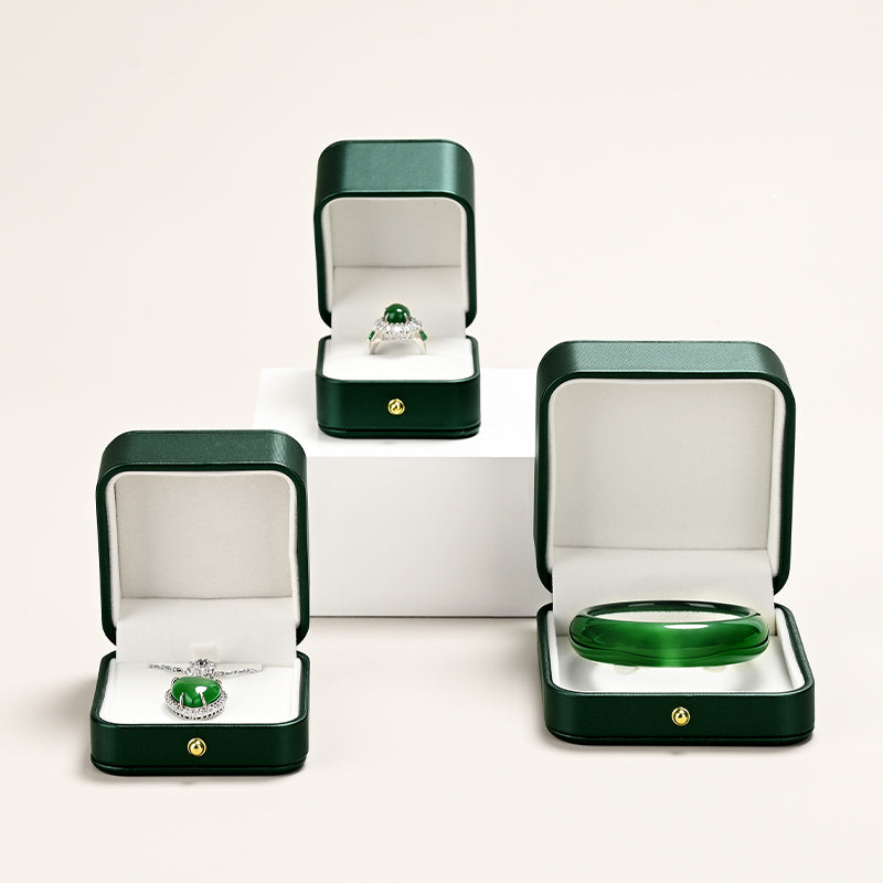 Oirlv Boîte à bague et pendentif, boîte de rangement pour bague de fiançailles et de mariage, extérieur en cuir vert rare avec intérieur en velours beige, doublure douce et moelleuse pour protéger votre bague en diamant et votre pendentif, fermeture