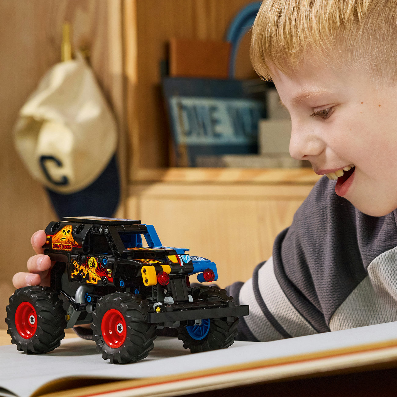 LEGO Technic 42219 Monster Jam™ Grave Digger™ - Feu et glace