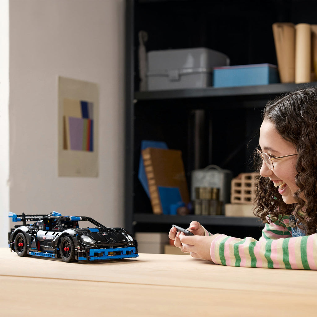 LEGO Technic 42176 Set de construction de voiture de course Porsche GT4 e-Performance