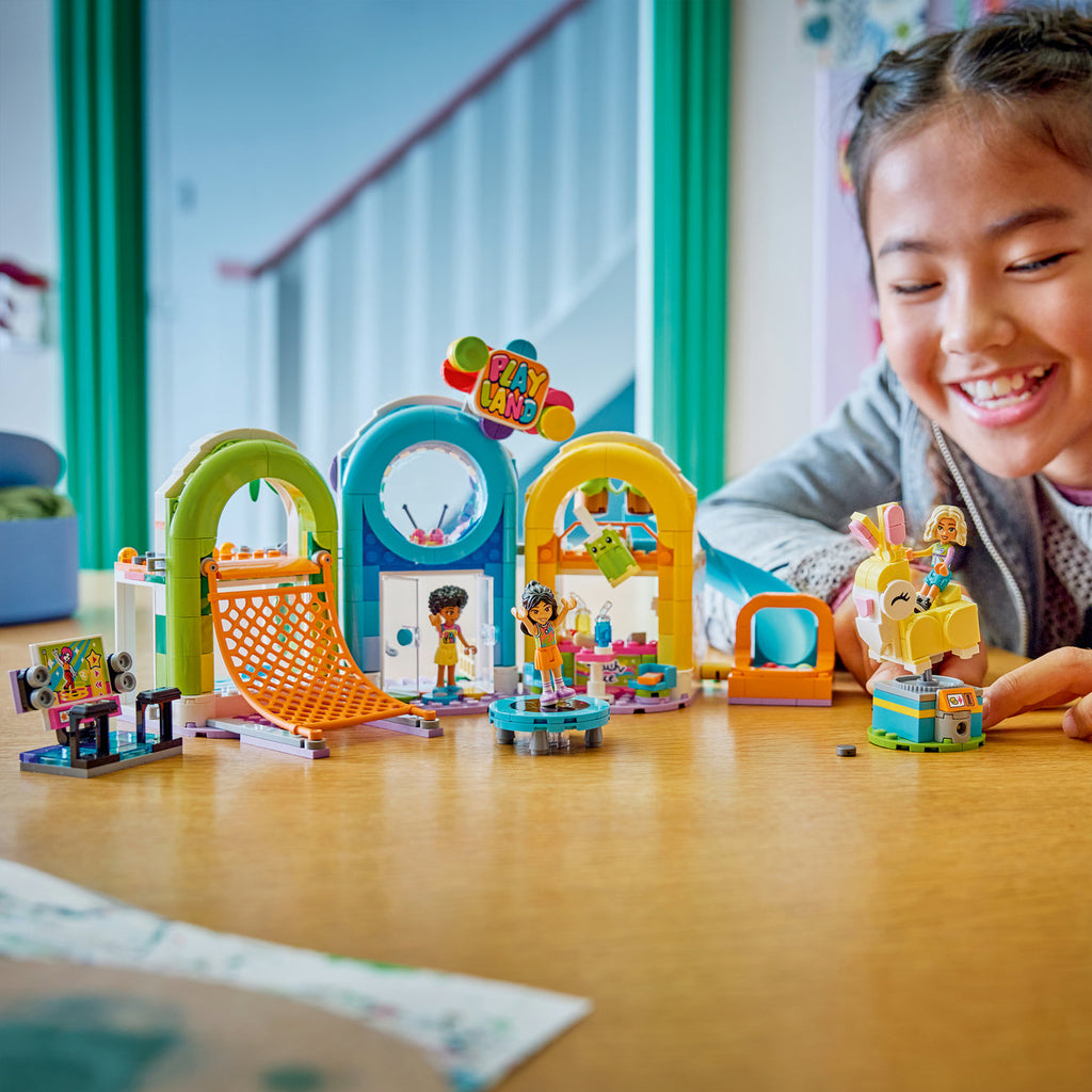 LEGO Friends Centre de Jeu d'Intérieur 42686 Ensemble de Jouets de Construction avec Toboggan et Pataugeoire (623 Pièces)
