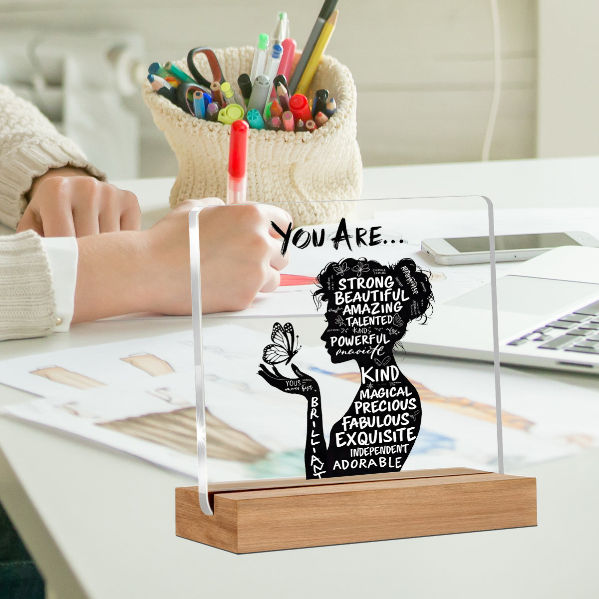Alphynix 1 pc "YOU ARE..." plaque en acrylique, support sur socle en bois avec silhouette féminine portant un papillon, rempli d'affirmations positives (STRONG, BEAUTIFUL, MAGICAL)