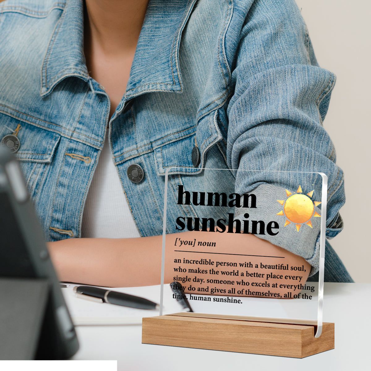Alphynix 1 pc "Human Sunshine" plaque en acrylique, support sur socle en bois avec motif de soleil jaune et définition inspirante "Une personne incroyable avec une belle âme"