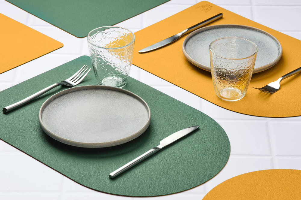 BJÖRN Lot de 6 sets de table rectangulaires réversibles en cuir recyclé - Jaune moutarde et vert sapin