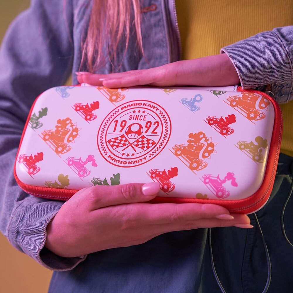 PDP Étui de Transport Rigide Travel Case Nintendo Switch, Switch Lite et Switch OLED - Dragonne Nylon - Support Intégré - Sangle de Levage - Licence Officielle - Motif Mario Kart Racers - Blanc