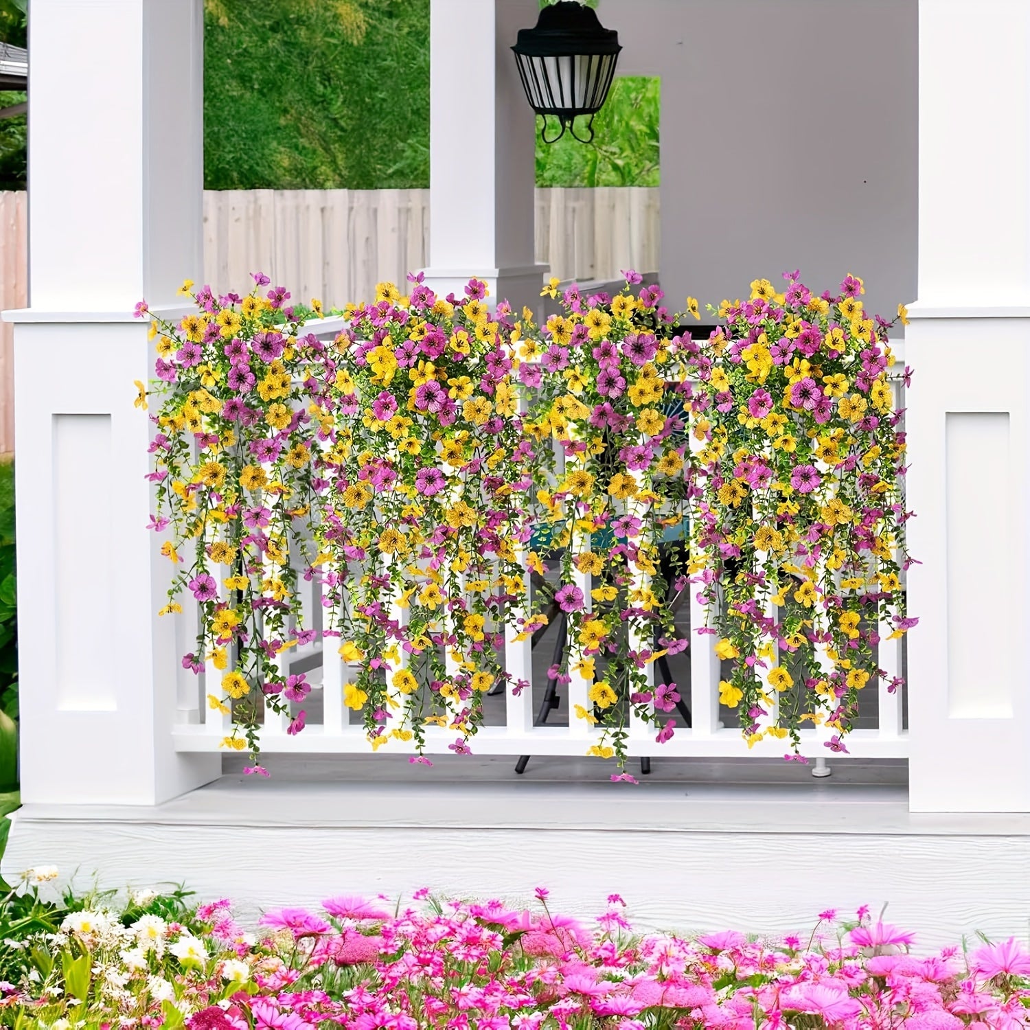 Yuejia 4 pièces 29,5 po/75 cm Fleurs et plantes artificielles suspendues pour décoration extérieure, Faux chrysanthèmes et violettes avec eucalyptus