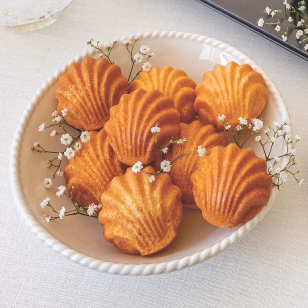 Mastrad Moule à madeleines en forme de coquille 28 x 28 cm – Design original – Revêtement antiadhésif Duramax – Résistant à la chaleur jusqu’à 230 °C – Métal durable