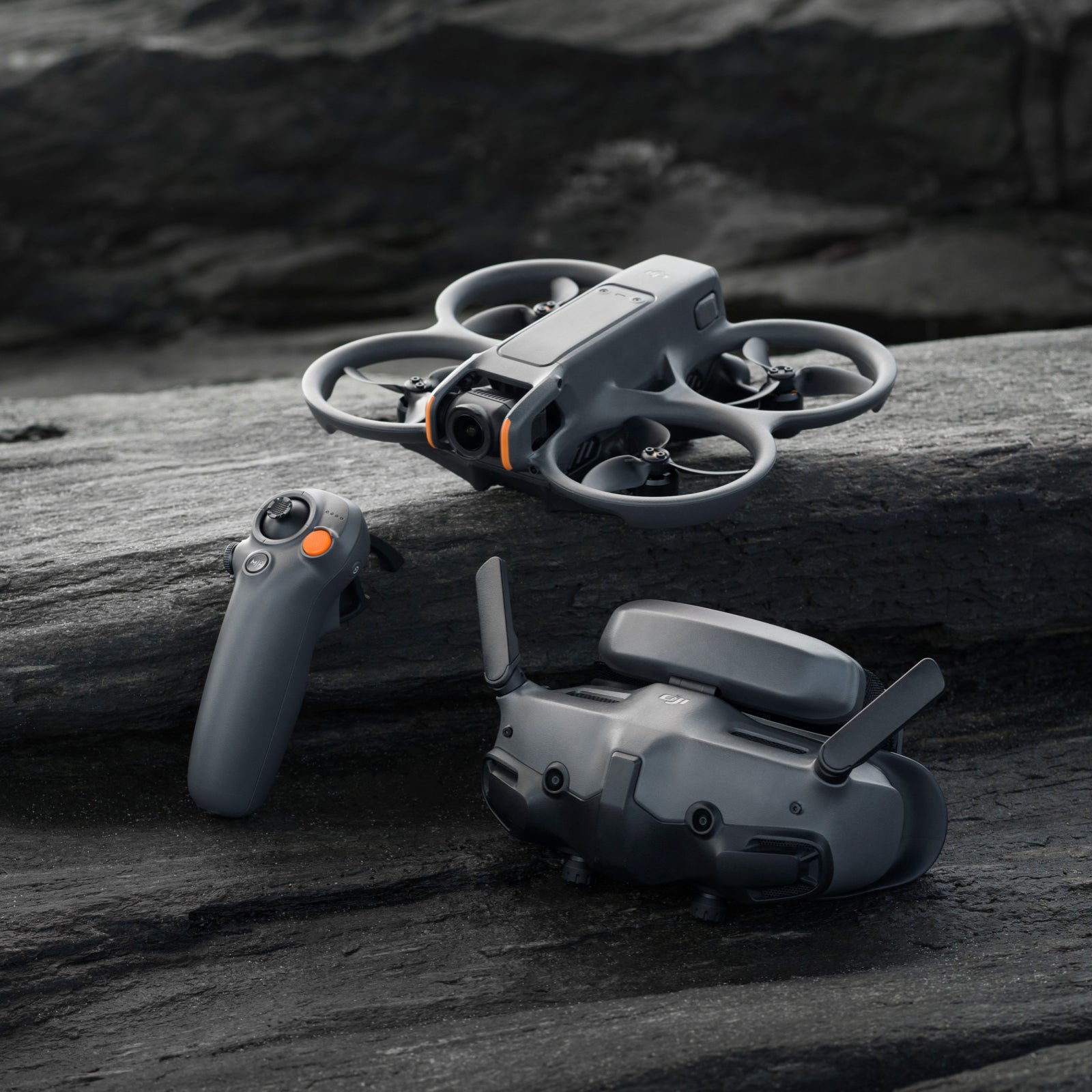 DJI Avata 2 Pack Fly More batterie unique, Drone FPV avec caméra 4K, protection d'hélice intégrée, Goggles 3 et RC Motion 3 inclus - Noir