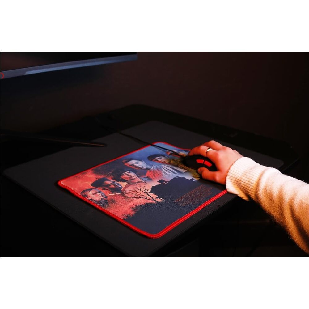 Konix Stranger Things Tapis de souris gaming 32 x 27 cm - Surface microfibre antidérapante - Caoutchouc - Motif Best Friends