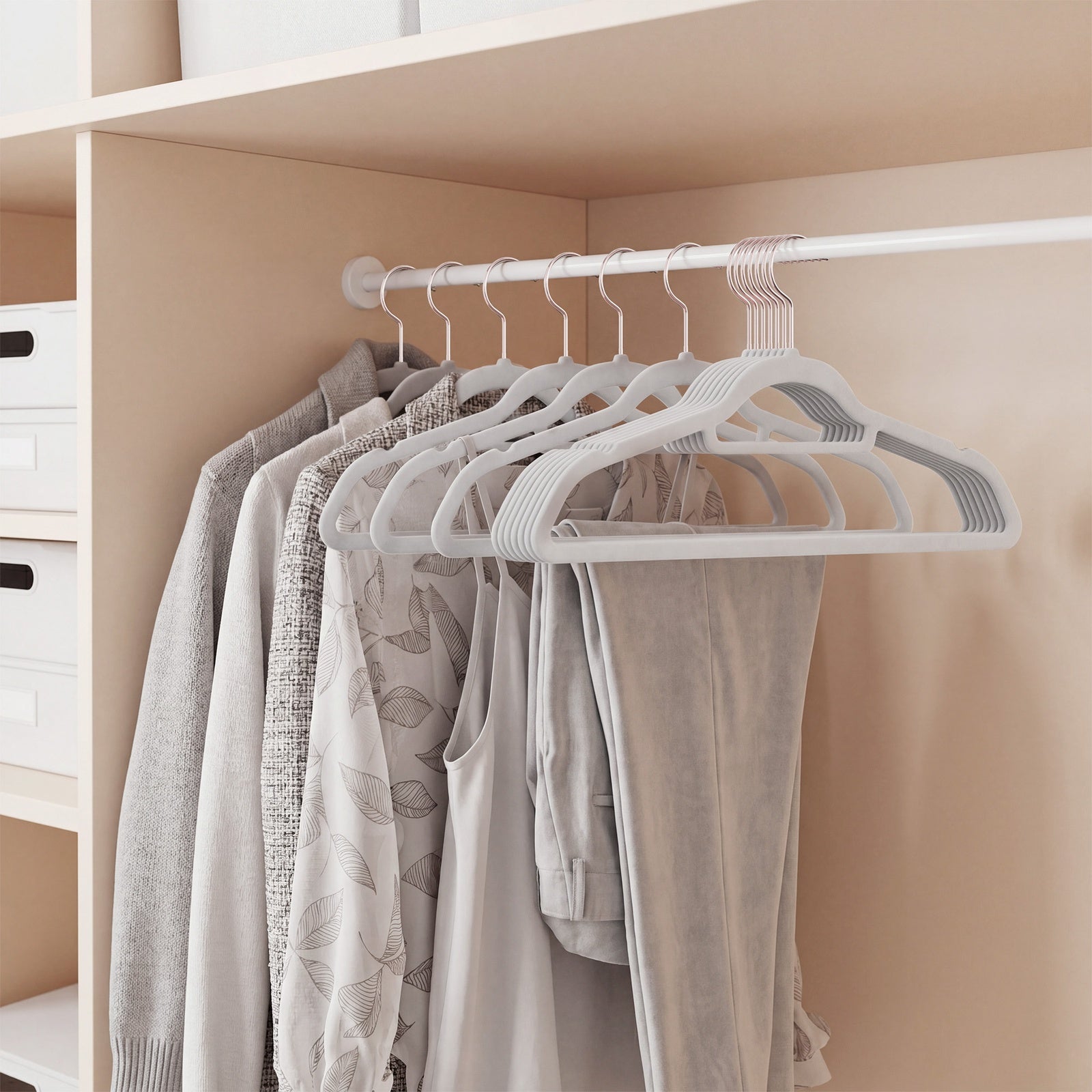 JOYFURNOS Cintres en velours, Lot de 50 cintres à vêtements avec crochet pivotant noir, Antidérapants et peu encombrants, Pour manteau, chemise, robe, pantalon, cravate, Blanc