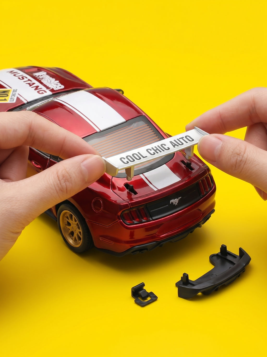 CCA1:42 2018 Ford Mustang GT Classic Red – Modèle de voiture à l’échelle 1:42, kit de montage DIY, portes ouvrantes et pièces interchangeables, modèle de collection et jouet d’exposition
