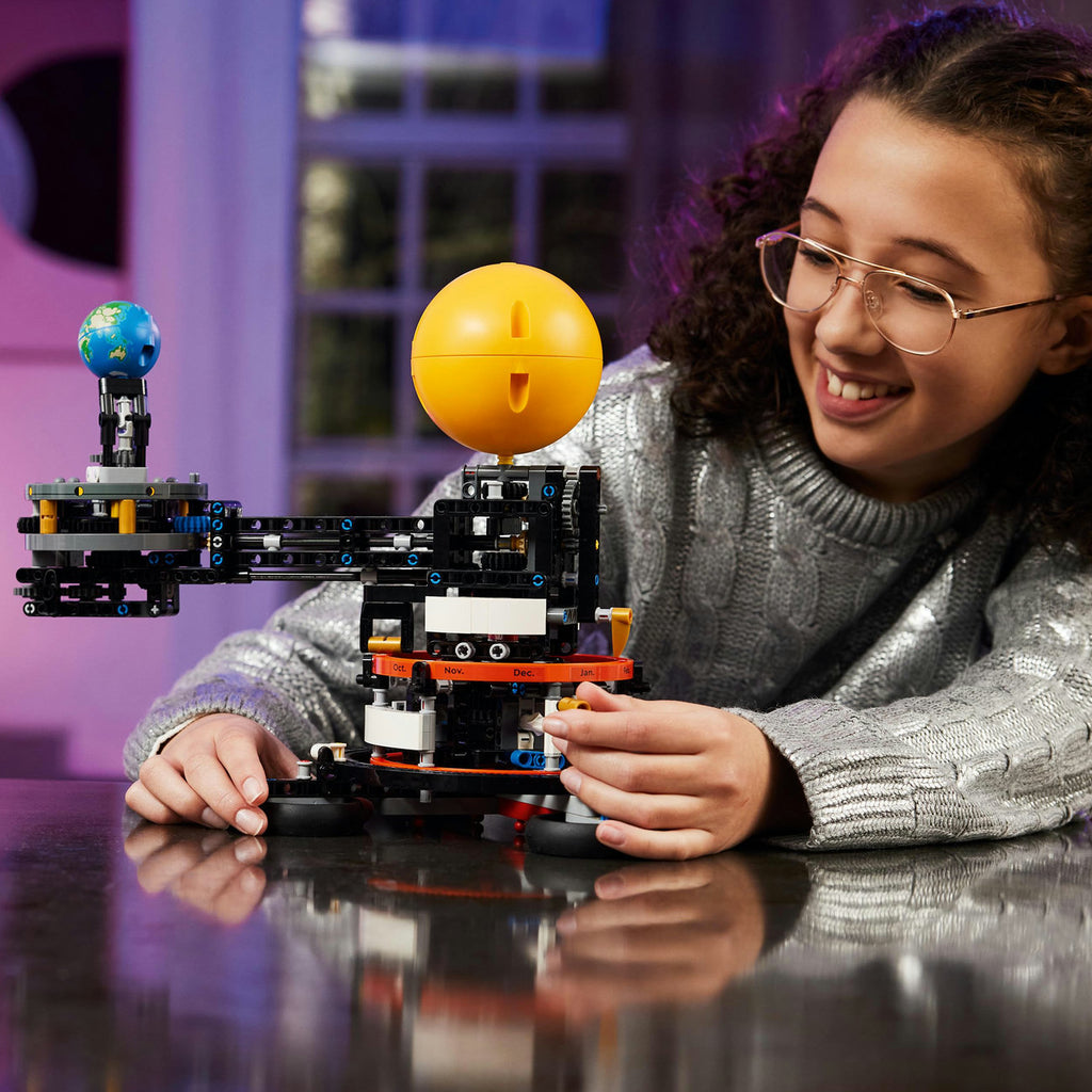 LEGO Technic 42179 La planète Terre et la Lune en orbite