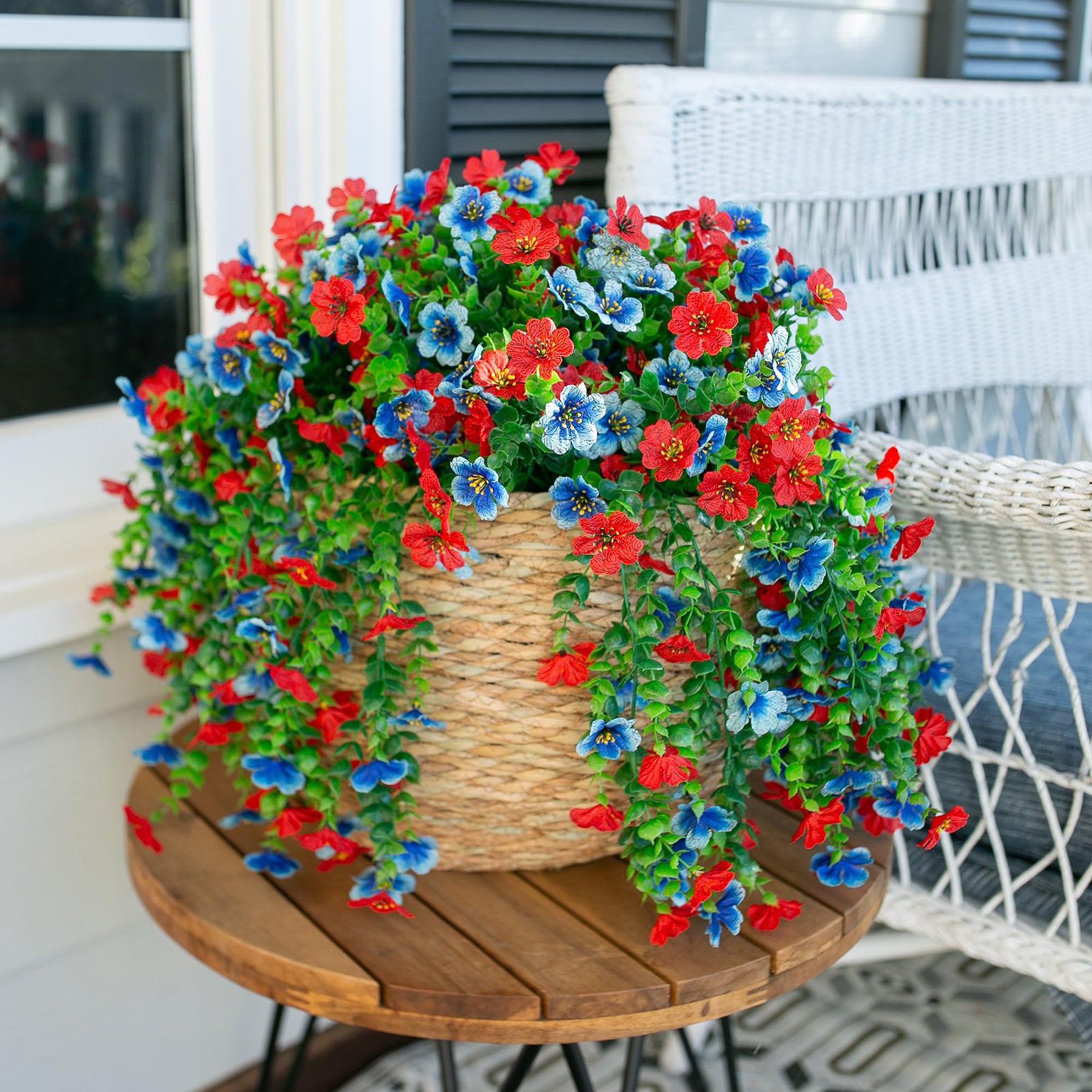 Yuejia 4 pièces 29,5 po/75 cm plantes à fleurs artificielles suspendues pour décoration extérieure, faux chrysanthèmes et violettes avec eucalyptus